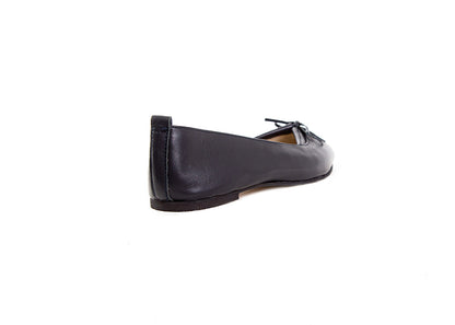 Pointed flat with front detail - black leather