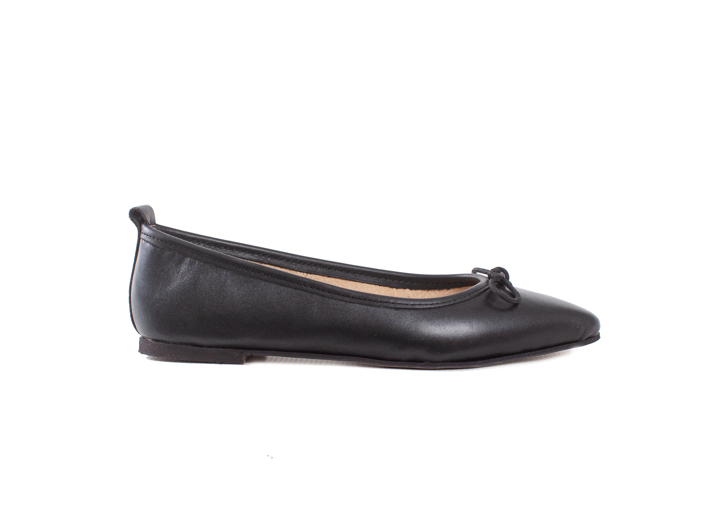 Pointed Flat - black leather with bow